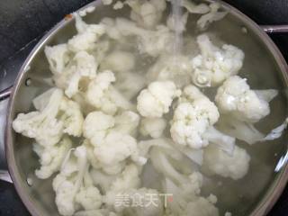 家常炒花菜的做法步骤：1