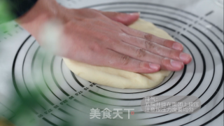 擀面和排气的方法的做法步骤：2