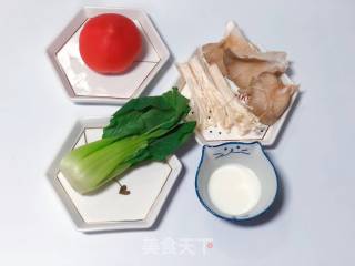【宝宝辅食】18M+，奶香菌菇汤的做法步骤：1