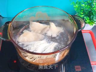 【宝宝辅食】18M+，奶香菌菇汤的做法步骤：2