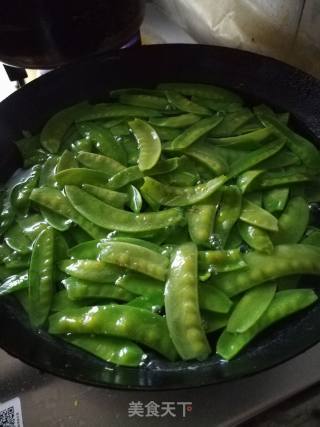荷兰豆炒豆腐的做法步骤：2