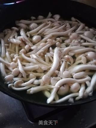 荷兰豆炒白玉菇的做法步骤：1