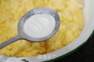 鸭蛋黄棒子面发面饼的做法步骤：2