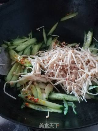 黄瓜炒金针菇的做法步骤：6