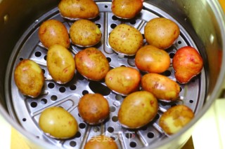 煎椒盐孜然土豆的做法步骤：2