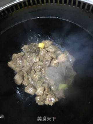 牛肉炖土豆的做法步骤：1