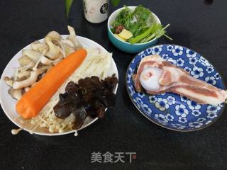 大骨菌菇汤的做法步骤：1