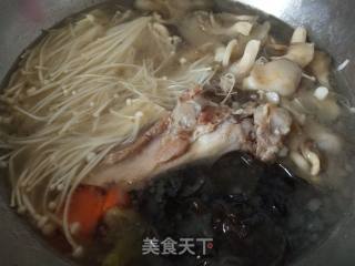 大骨菌菇汤的做法步骤：4