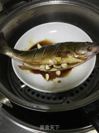 清蒸鲈鱼的做法步骤：2