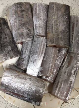 糖醋带鱼的做法步骤：1