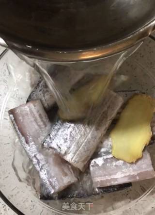 糖醋带鱼的做法步骤：2