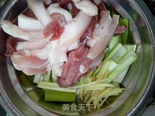 青蒜豆芽炒肉的做法步骤：2