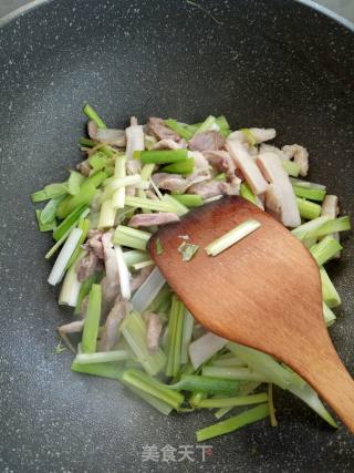 青蒜豆芽炒肉的做法步骤：3