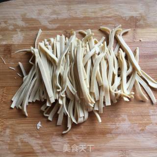 韭菜炒豆腐皮的做法步骤：3