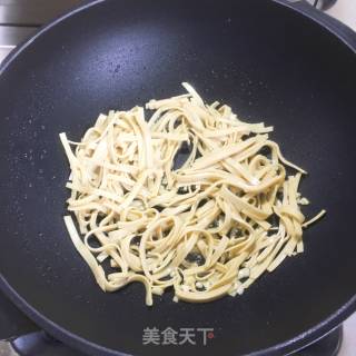 韭菜炒豆腐皮的做法步骤：5