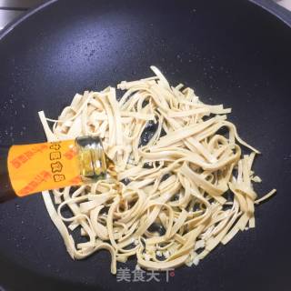 韭菜炒豆腐皮的做法步骤：6