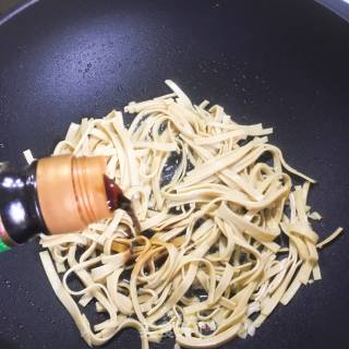 韭菜炒豆腐皮的做法步骤：7