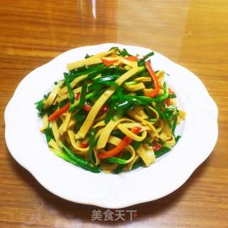 韭菜炒豆腐皮的做法步骤：11