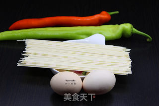 彩椒鸡蛋炒面的做法步骤：1