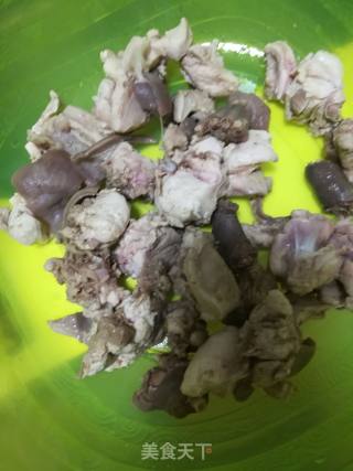 松茸菇洋葱干煸兔肉的做法步骤：1