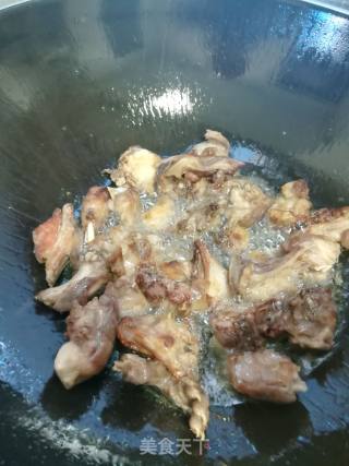 松茸菇洋葱干煸兔肉的做法步骤：2