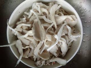 蘑菇炒肉的做法步骤：2