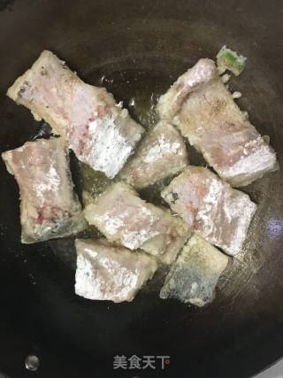 香酥椒盐鱼块的做法步骤：10