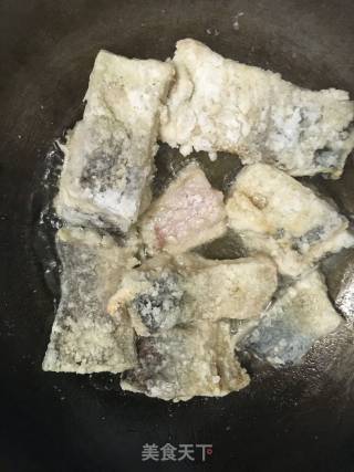 香酥椒盐鱼块的做法步骤：11