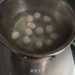 丝瓜肉丸汤的做法步骤：1