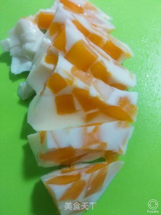 牛奶的丝滑与芒果的清香完美结合——“芒果布丁”的做法步骤：5