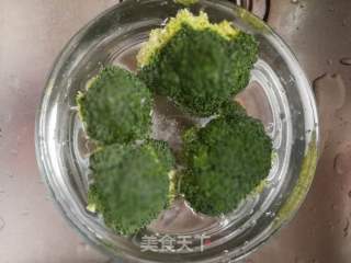 西兰花煎蛋饼的做法步骤：2