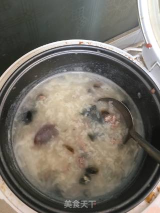 皮蛋瘦肉粥的做法步骤：2