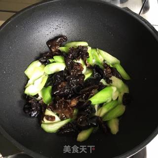 丝瓜木耳炒粉丝的做法步骤：6