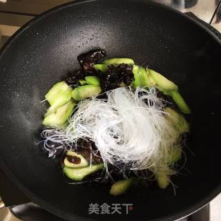 丝瓜木耳炒粉丝的做法步骤：7