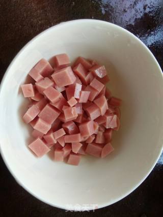 火腿肠炒毛豆的做法步骤：2