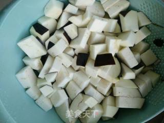 大骨汤炒茄子的做法步骤：1