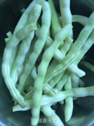 豆角炖肉的做法步骤：1
