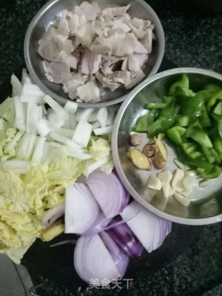洋葱甜椒白菜炒回锅肉的做法步骤：1