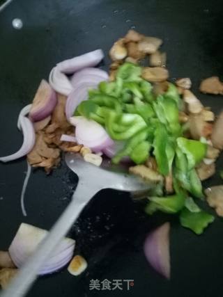 洋葱甜椒白菜炒回锅肉的做法步骤：5