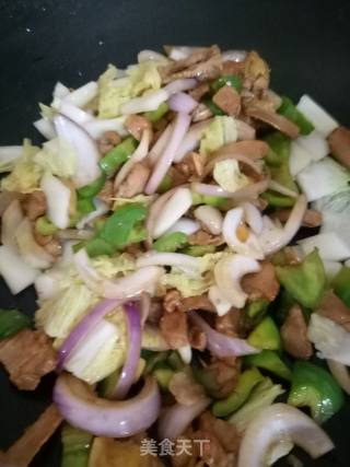洋葱甜椒白菜炒回锅肉的做法步骤：7