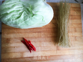 包菜炒粉丝的做法步骤：1