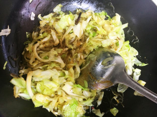 包菜炒粉丝的做法步骤：7