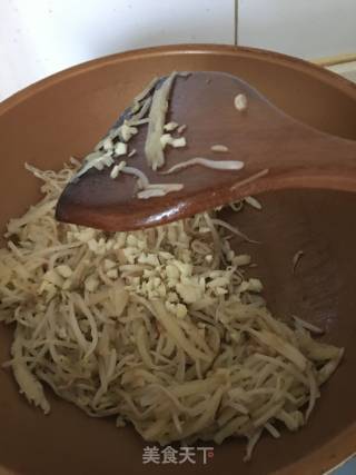 绿豆芽炒饼的做法步骤：6