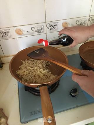 绿豆芽炒饼的做法步骤：7