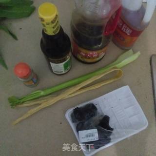 木耳腐竹拌金针菇的做法步骤：1
