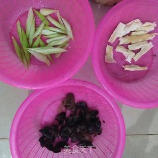 木耳腐竹拌金针菇的做法步骤：2