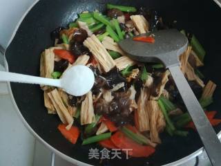 芹菜木耳炒腐竹的做法步骤：13
