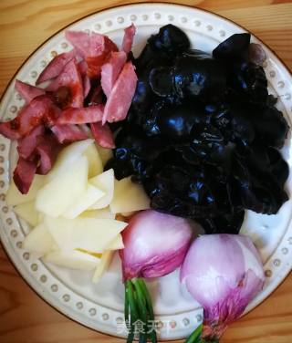 #我最喜爱的家常菜#～～木耳尖椒土豆片的做法步骤：1