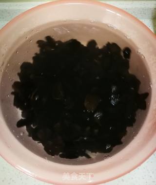 #我最喜爱的家常菜#～～木耳尖椒土豆片的做法步骤：2