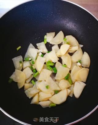 #我最喜爱的家常菜#～～木耳尖椒土豆片的做法步骤：4